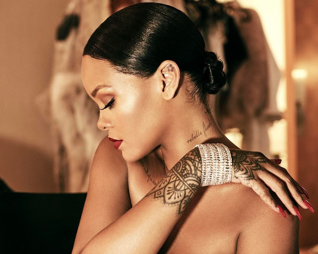 Rihanna aposta per un look Grinch per a Nadal