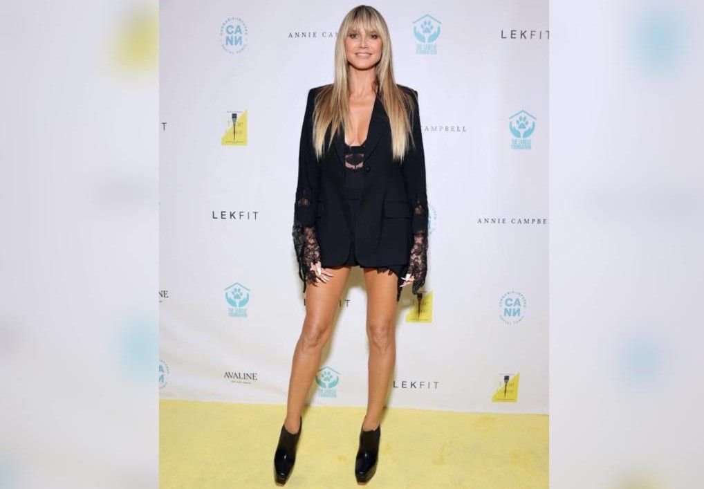 Heidi Klum posa como Dios la trajo al mundo a los 49 años