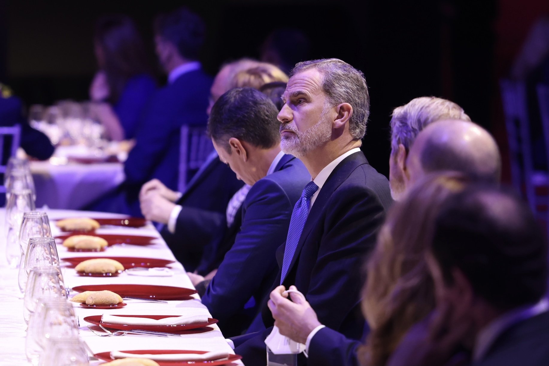 Increïble foto de Felip a Barcelona rient: dentadura torta, negra i lletja