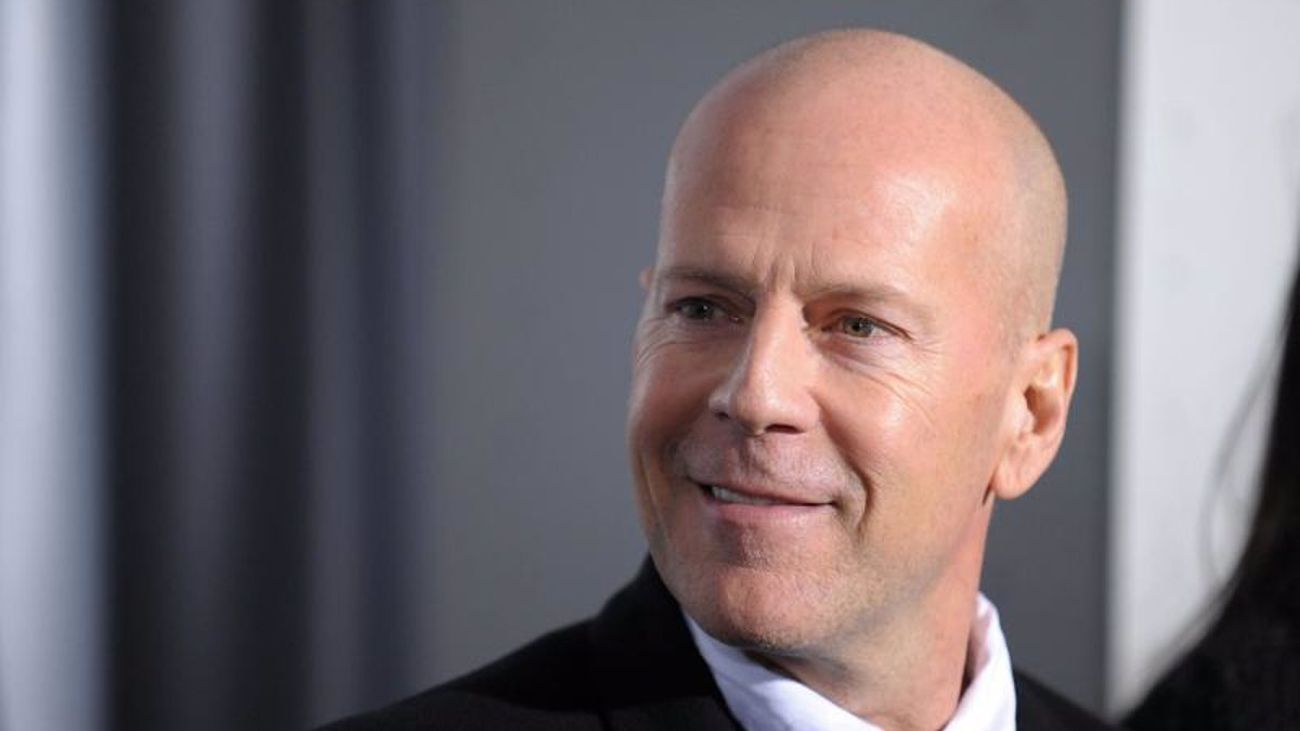 Bruce Willis tiene compañía en casa. Viene a cuidarlo hasta el final