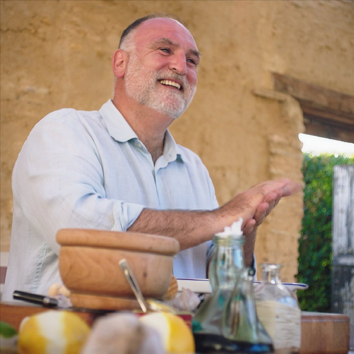 El xef espanyol José Andrés, imatge emocionant a Vilafranca, parlant en català