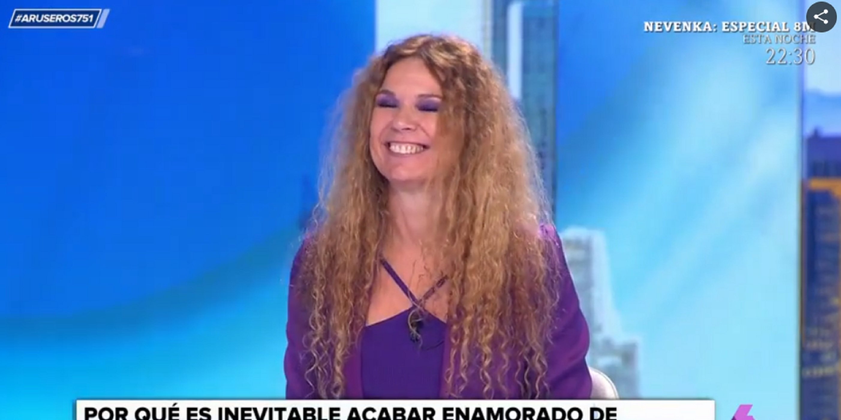 Angie Cárdenas es posa vermella i no contesta una pregunta íntima d'Alfons Arús