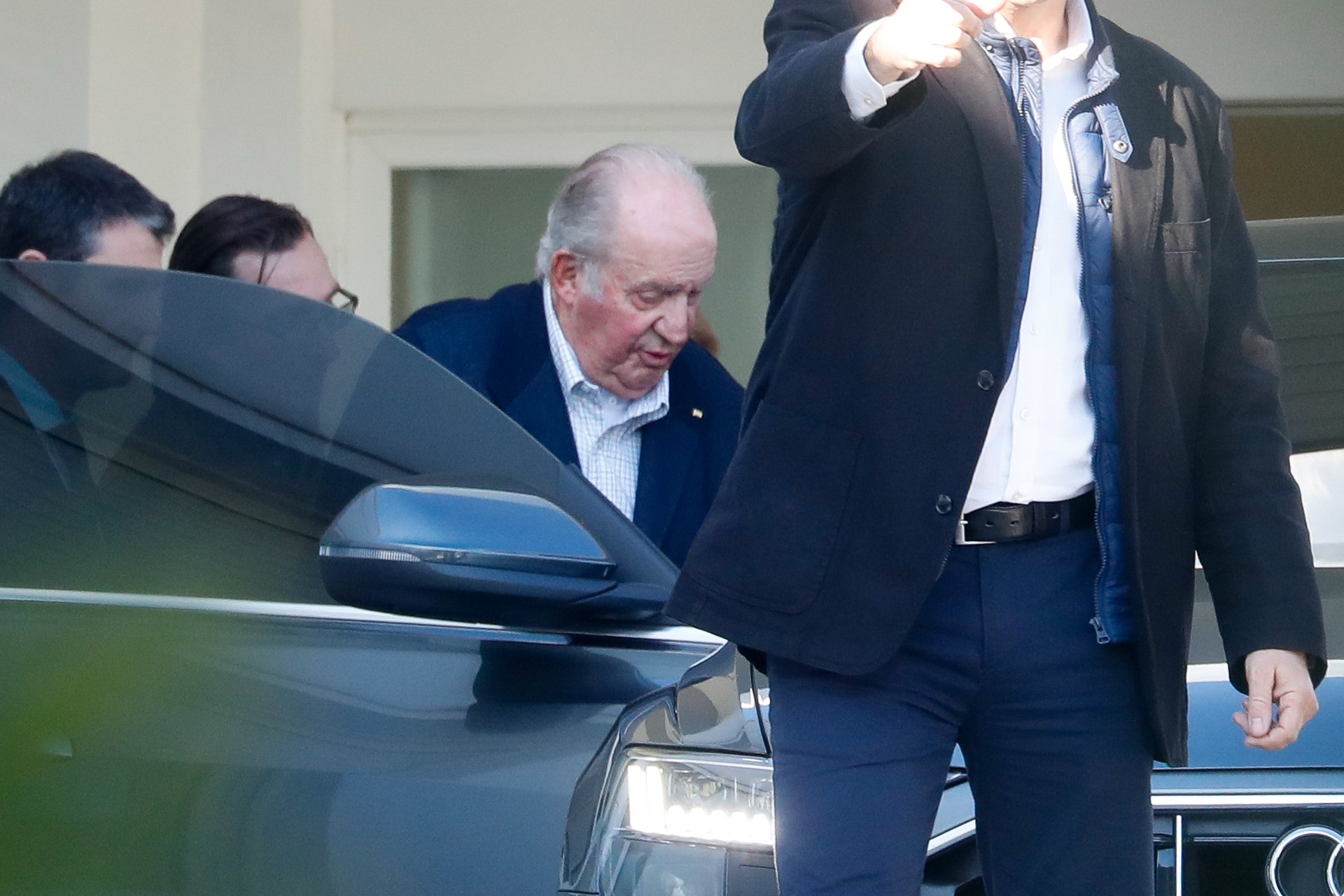 Juan Carlos engaña a todos y una portada lo hunde: sale haciendo un gesto muy soez