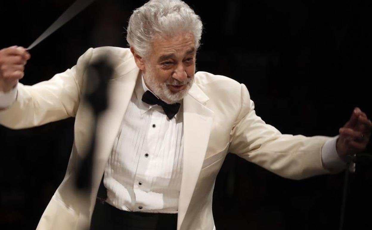 Plácido Domingo y ella, la mujer que hace oídos sordos a escándalos y acepta contar con él