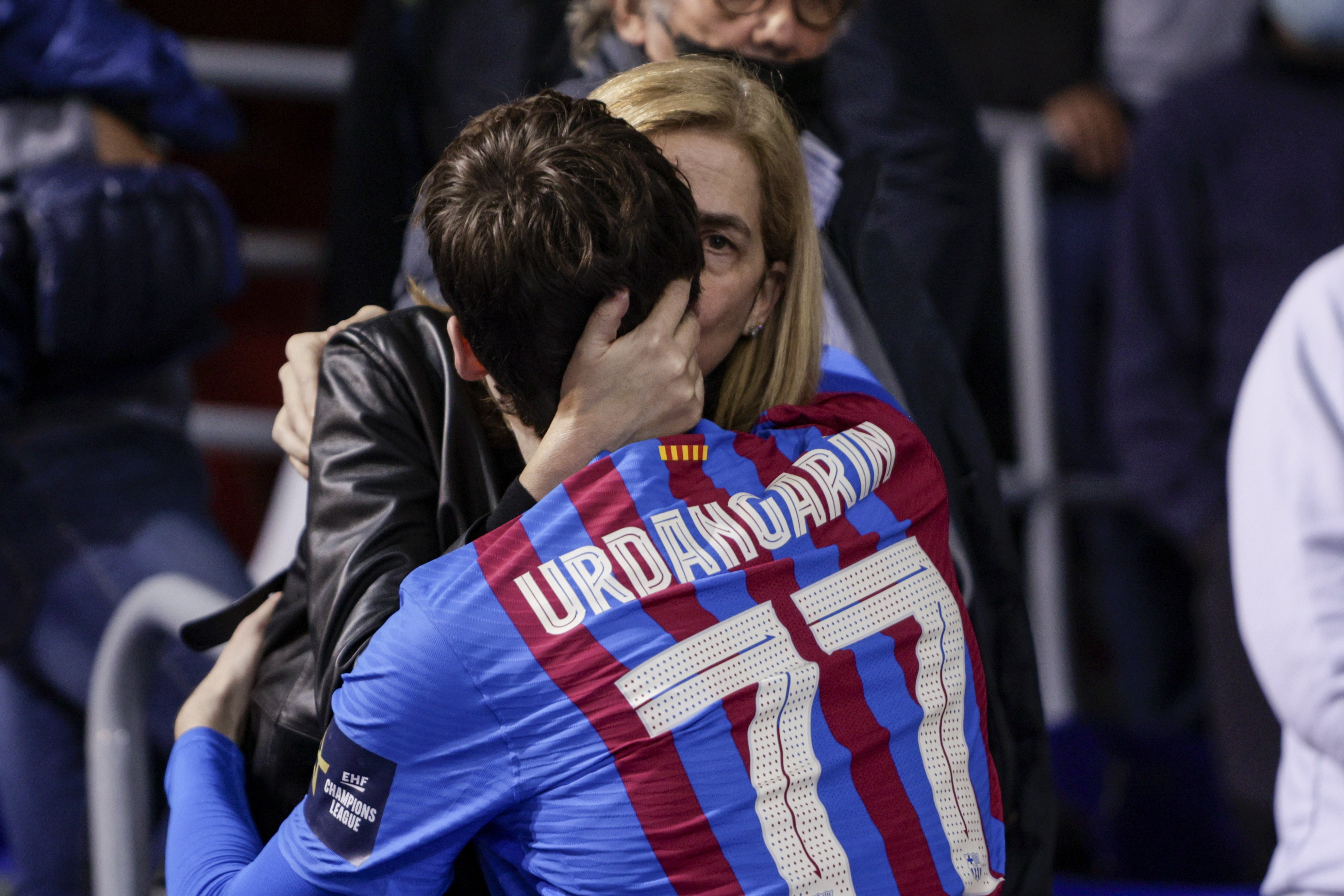 La mala cara de la infanta Cristina en el Barça: se quita la mascarilla y llora