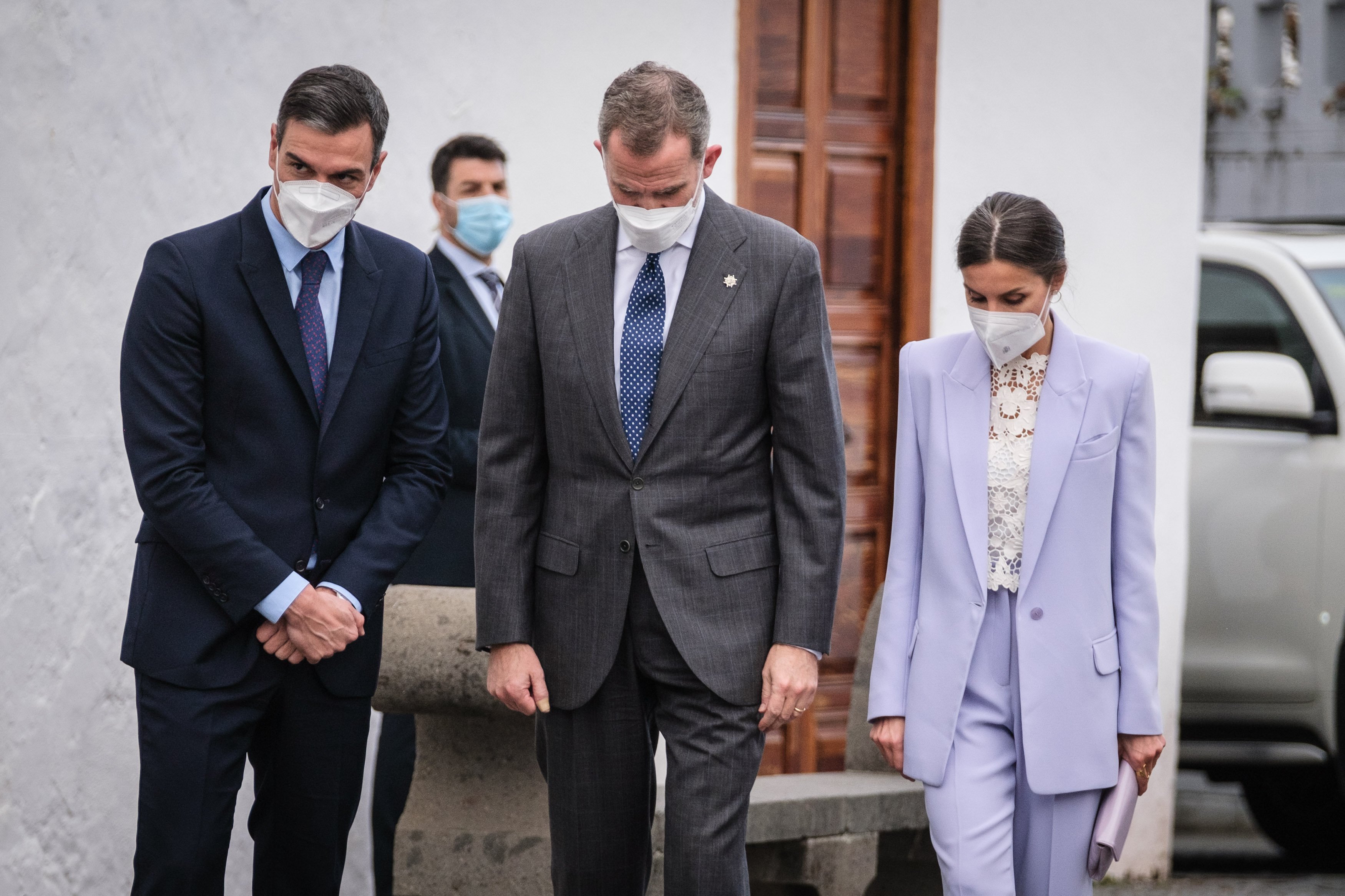 Felipe, cara de asco en el saludo a uno de los presidentes cuando cree que nadie le ve