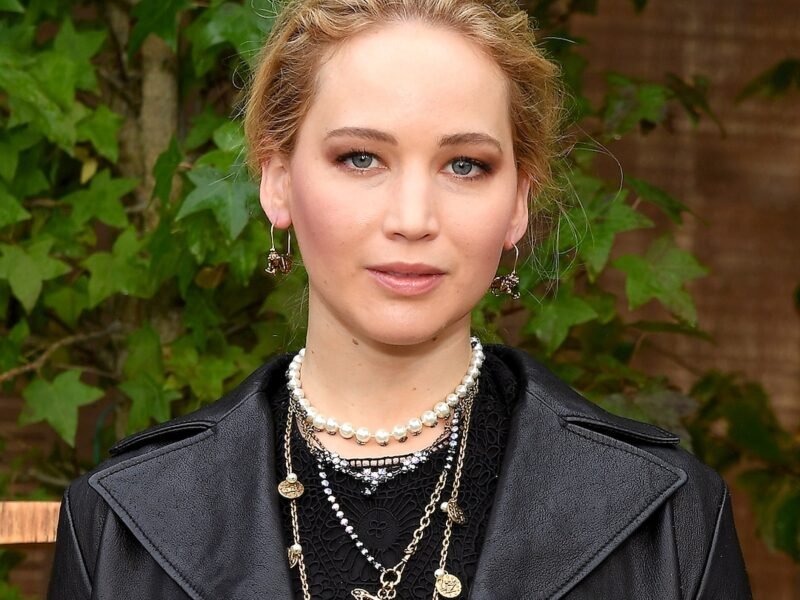 Jennifer Lawrence es mimetitza amb la moda de Brooklyn amb uns pantalons càrrec