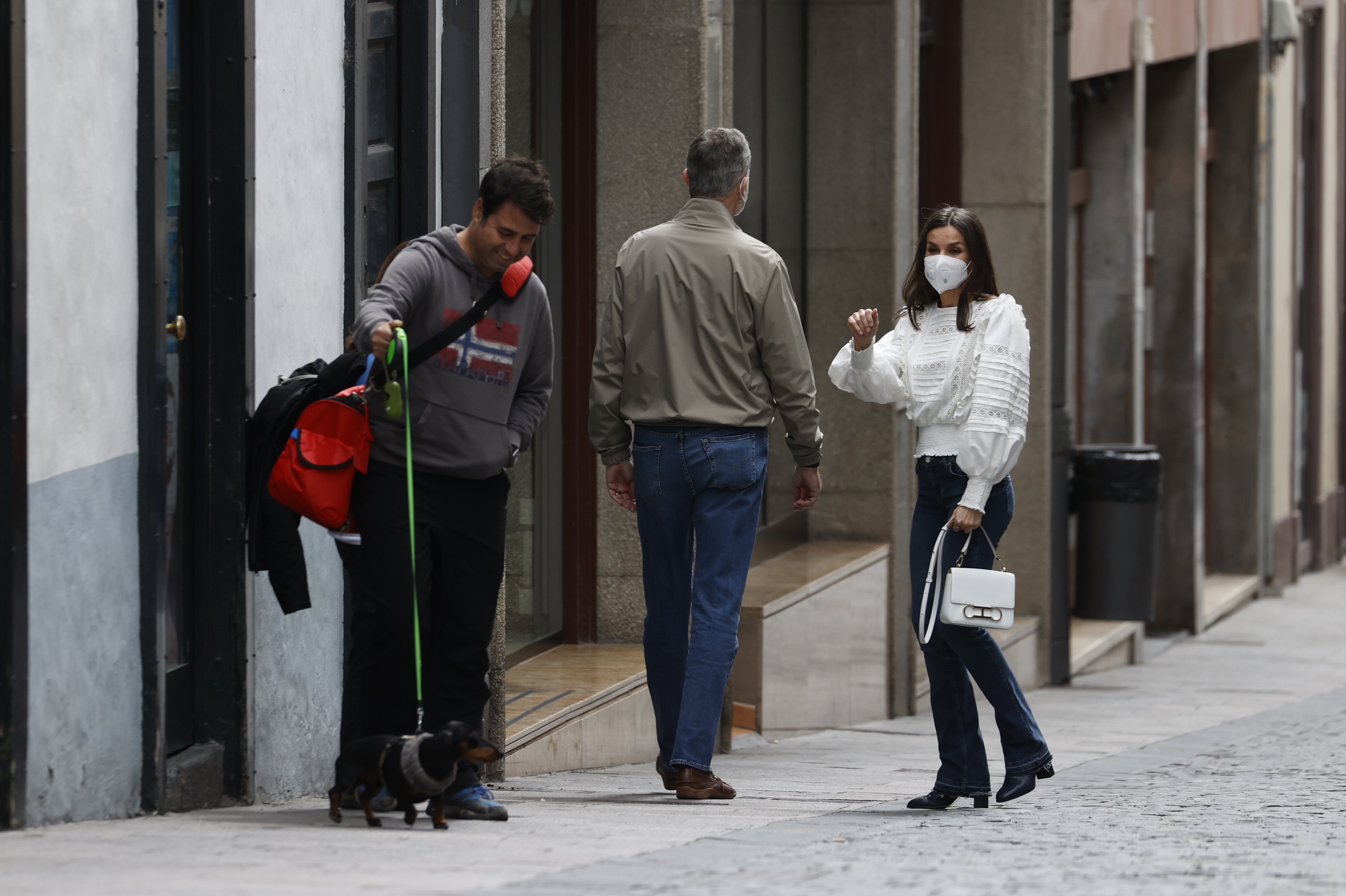 Letizia nunca vista, pasa de todo: con unos pantalones vaqueros entallados