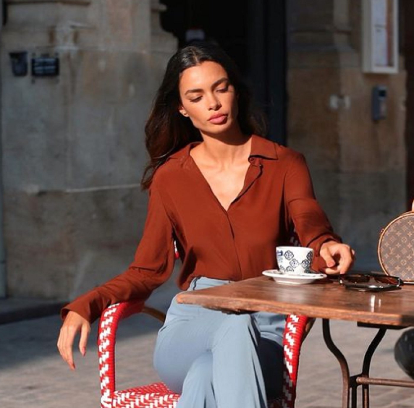 Joana Sanz, novia de Alves, denuncia la triste situación que vive en una cafetería