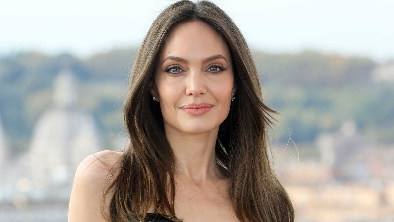 Angelina Jolie aposta per la tendència en bosses XXL d'aquest 2023