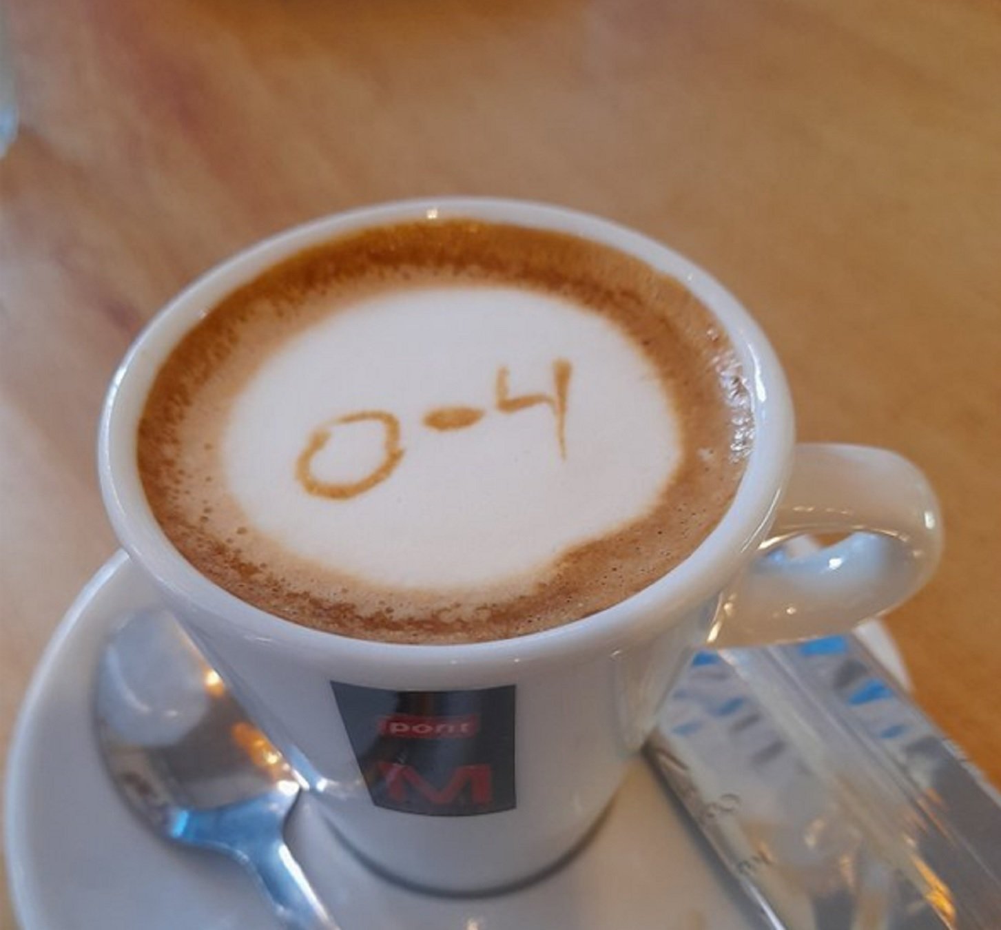 Meravellós: un famós periodista esportiu va al bar i li posen aquest cafè: "0-4"