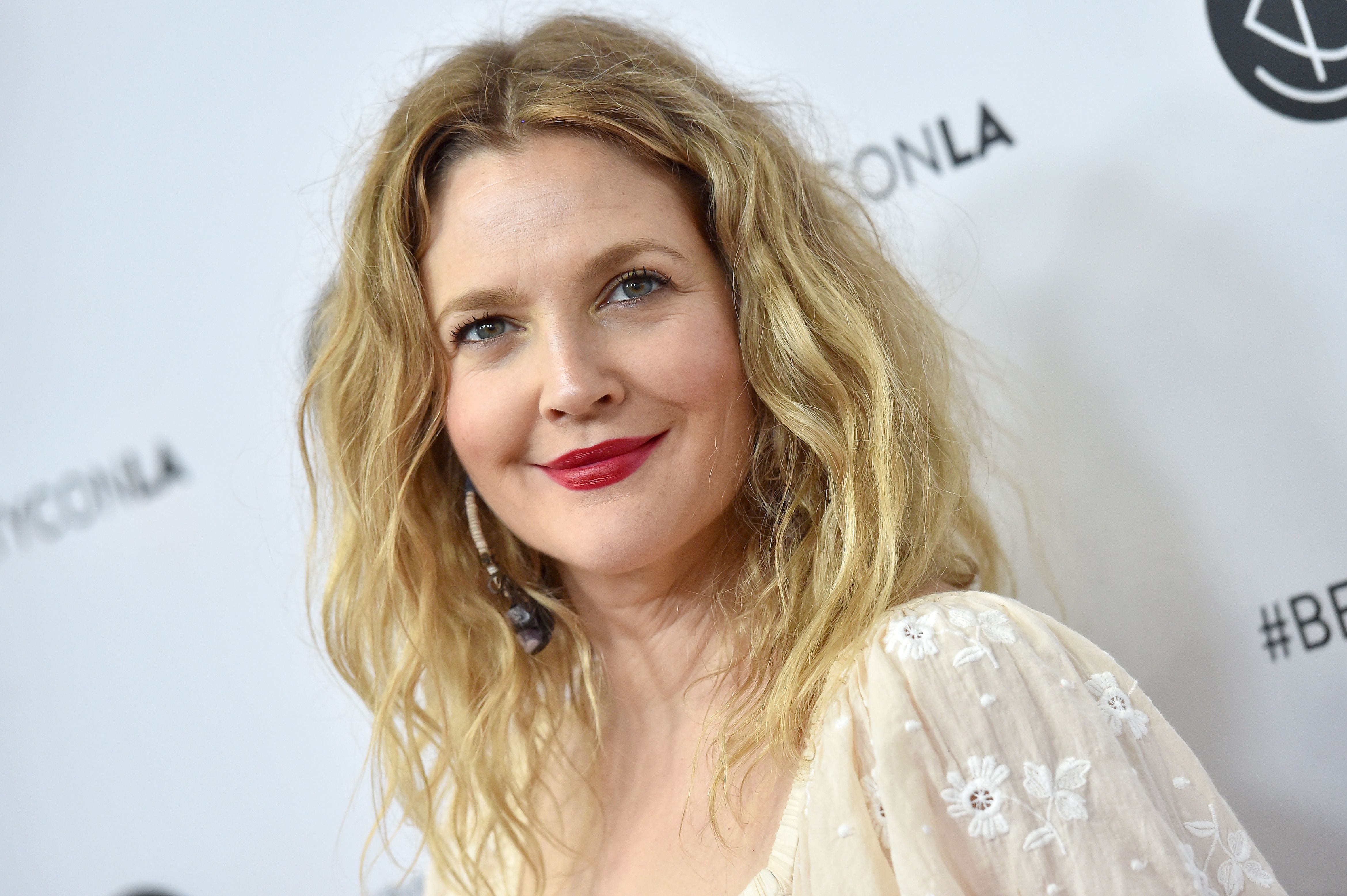 La madre de Drew Barrymore no le dejaba consumir azúcar, pero sí todo tipo de drogas