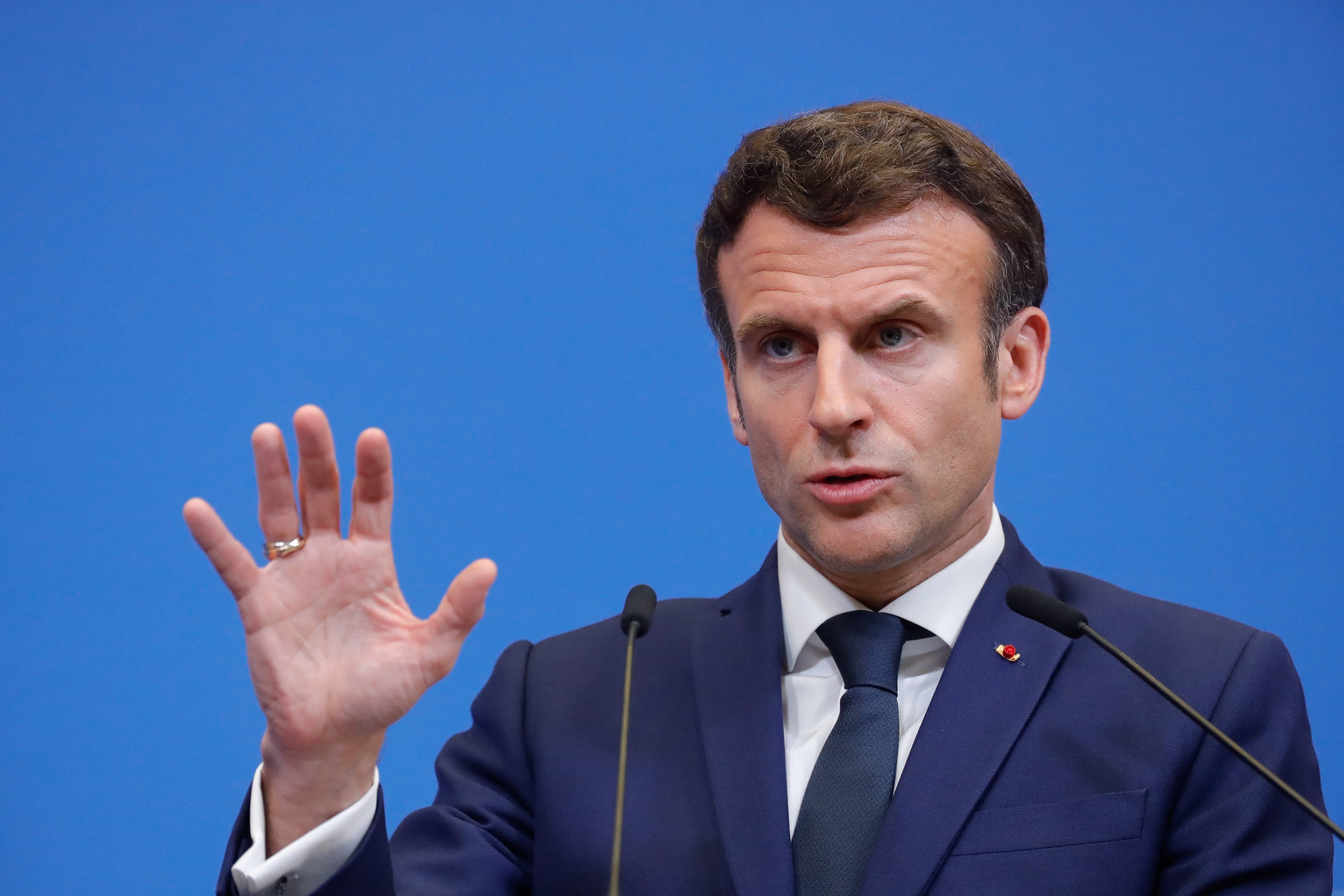 La foto de pit d'Emmanuel Macron posa França potes enlaire