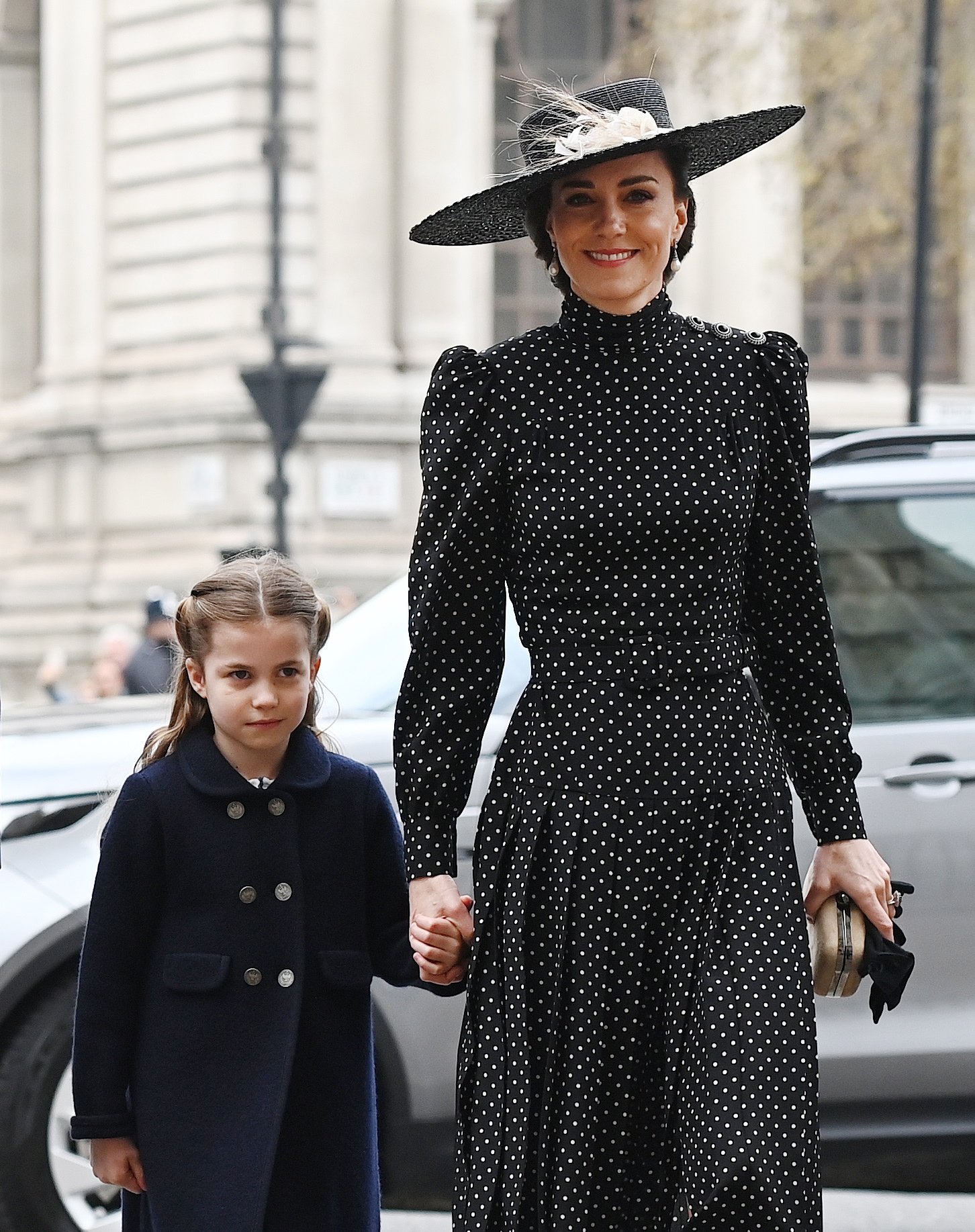 Kate Middleton de dol ensorra Letícia de color verd al funeral del duc d'Edimburg