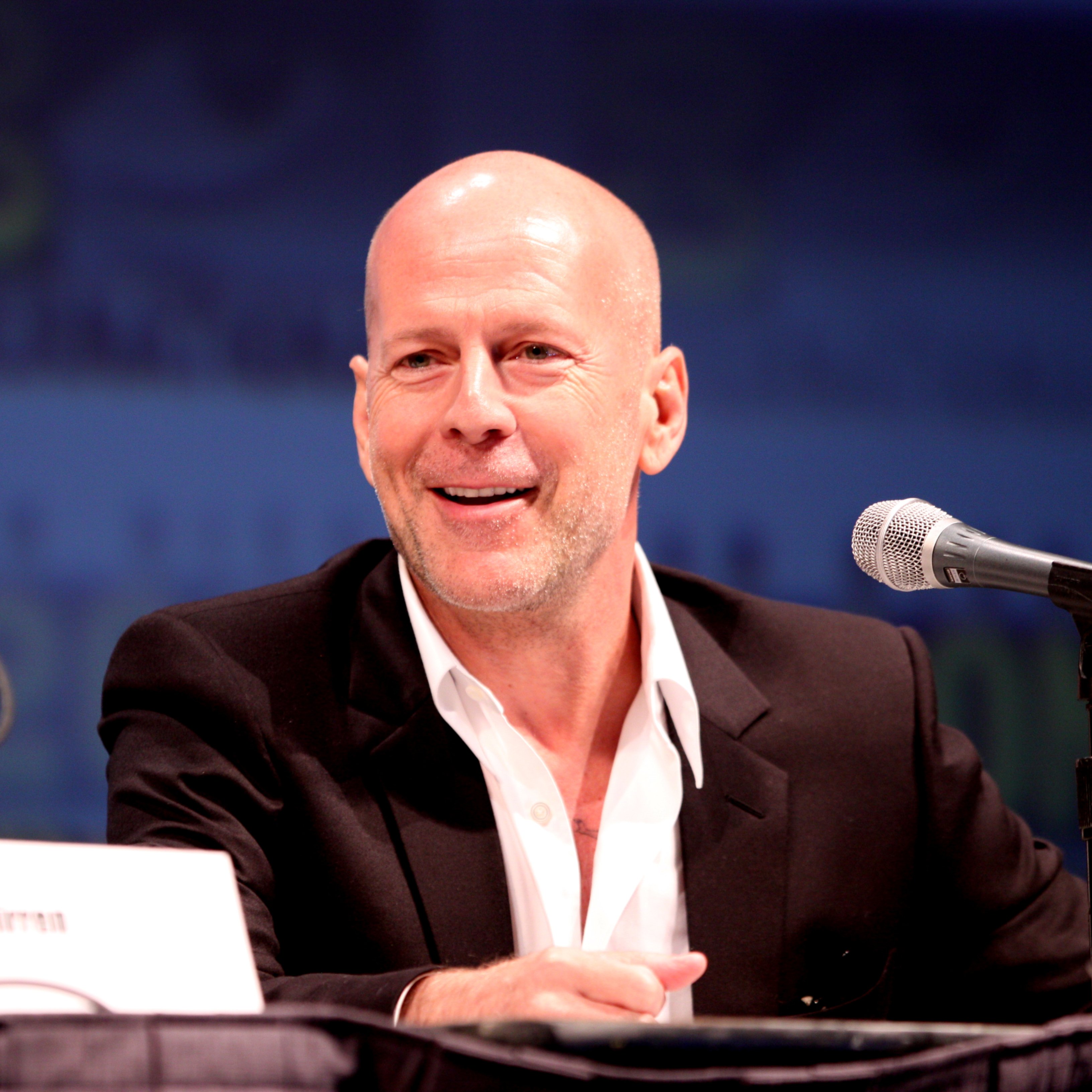 Fotografían a Bruce Willis después de anunciar que sufre afasia, así es su nueva vida