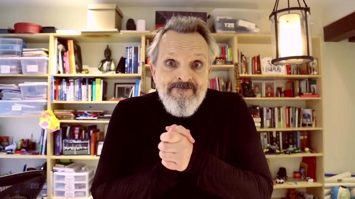 Miguel Bosé està en caiguda lliure: el negacionisme l'està arruïnant. Té moltes despeses i no ingressa