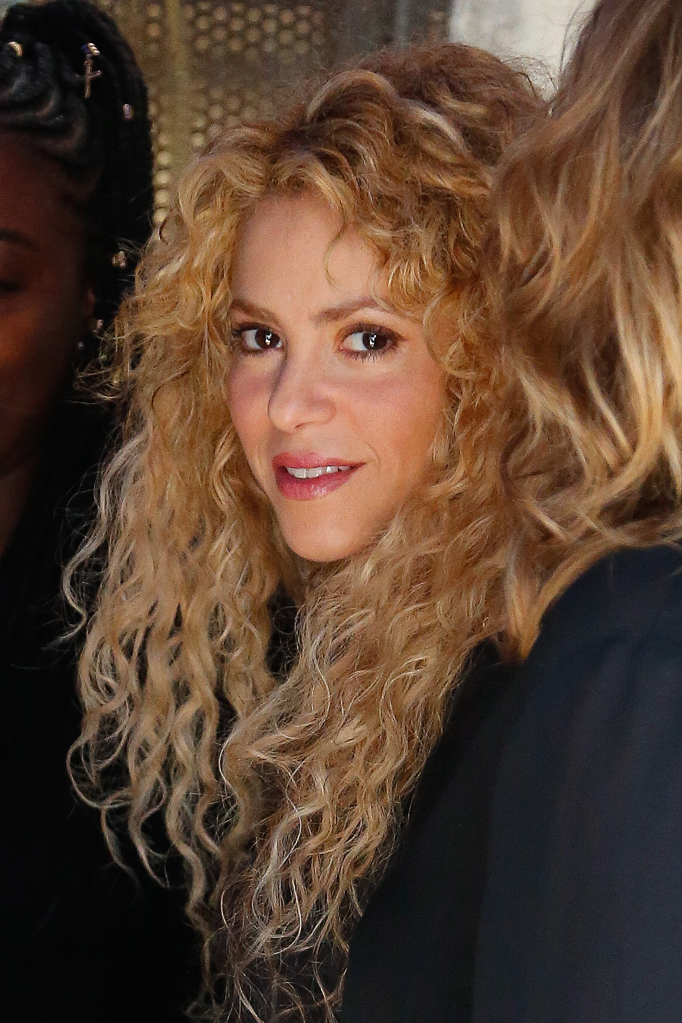 Shakira al natural, sin maquillar ni peinar en una playa de Sitges en  invierno