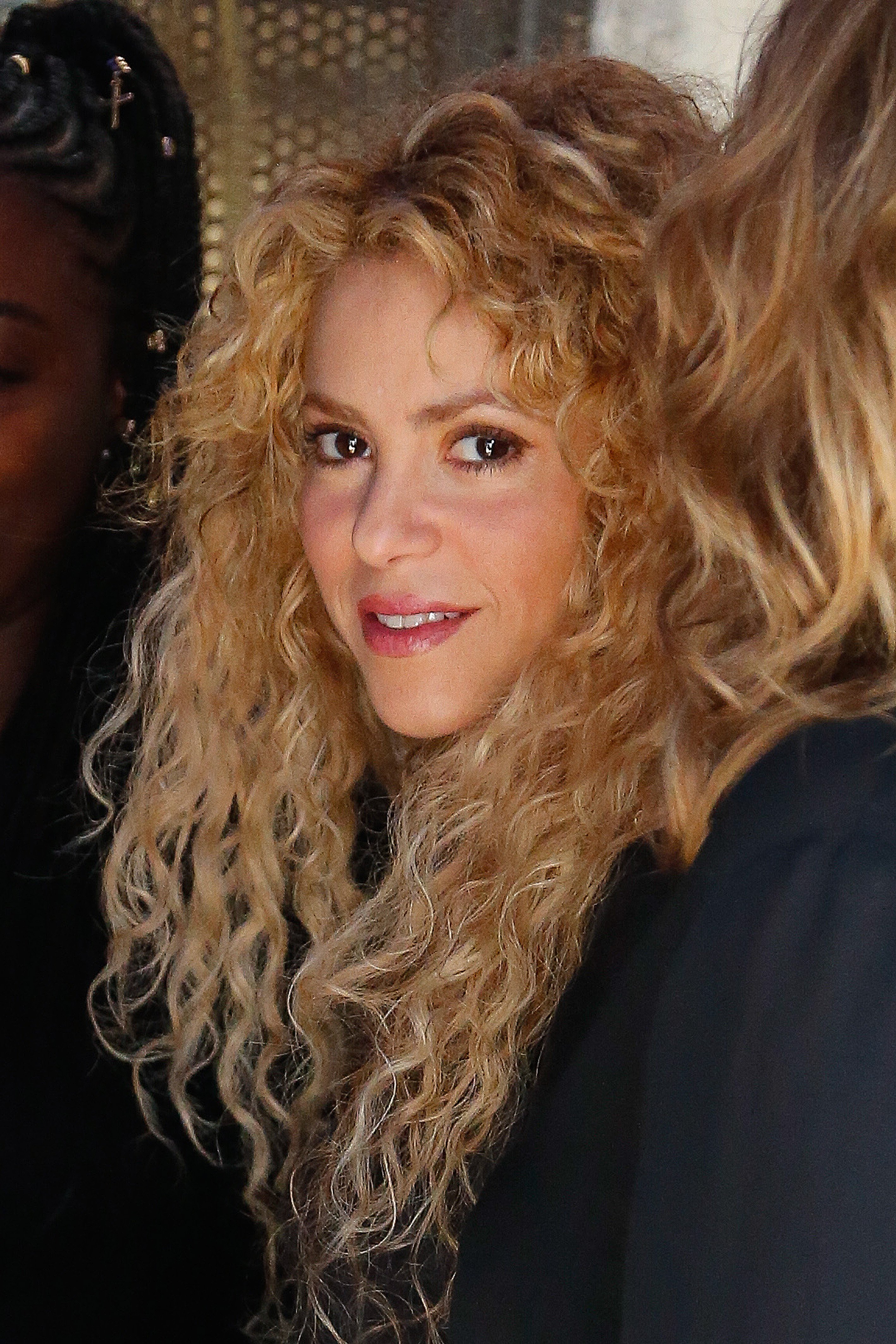 Shakira al natural, sense maquillar ni pentinar en una platja de Sitges a l'hivern