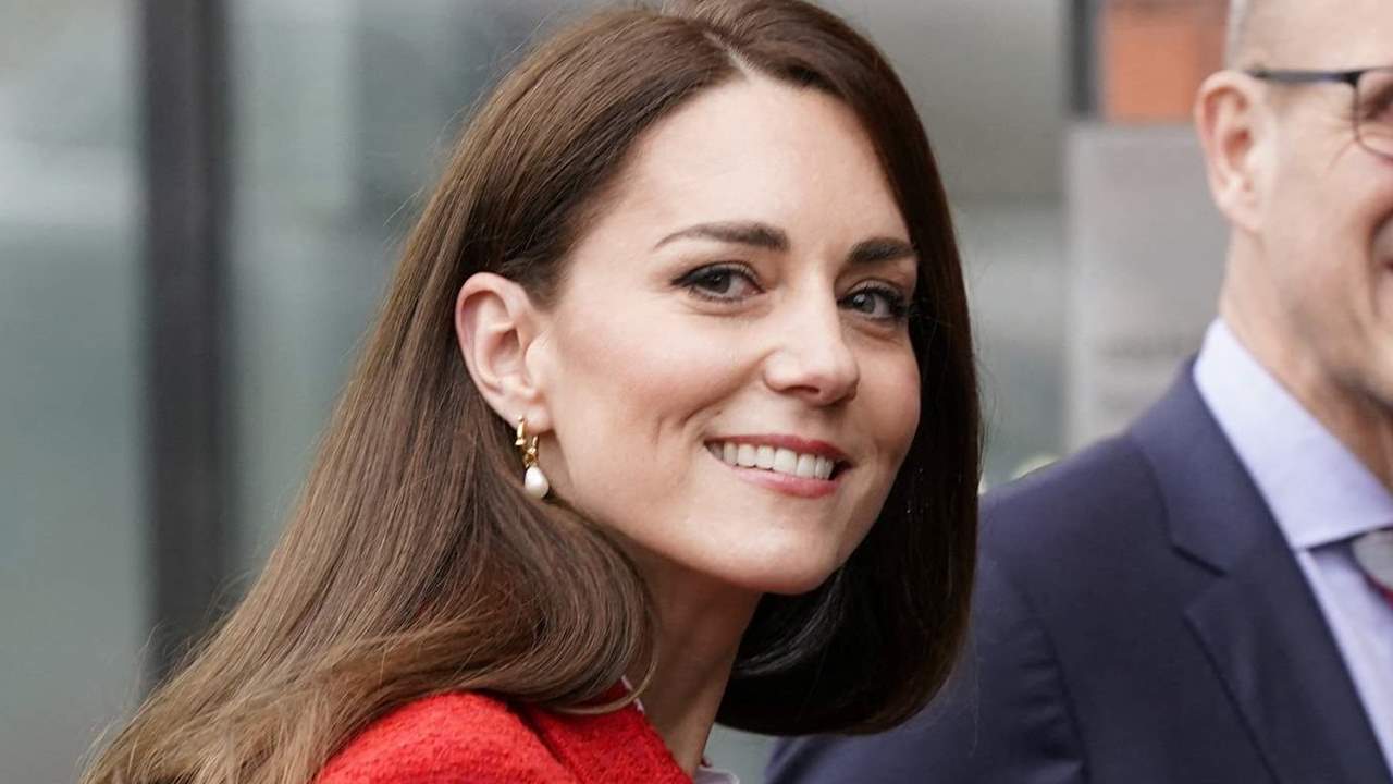 Kate Middleton derrocha glamour y dinero en su ropa de viaje