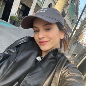 Rosalía revoluciona Nueva York con un ajustadísimo vestido rojo difícil de llevar Rosalía revoluciona Nueva York con un ajustadísimo vestido rojo difícil de llevar