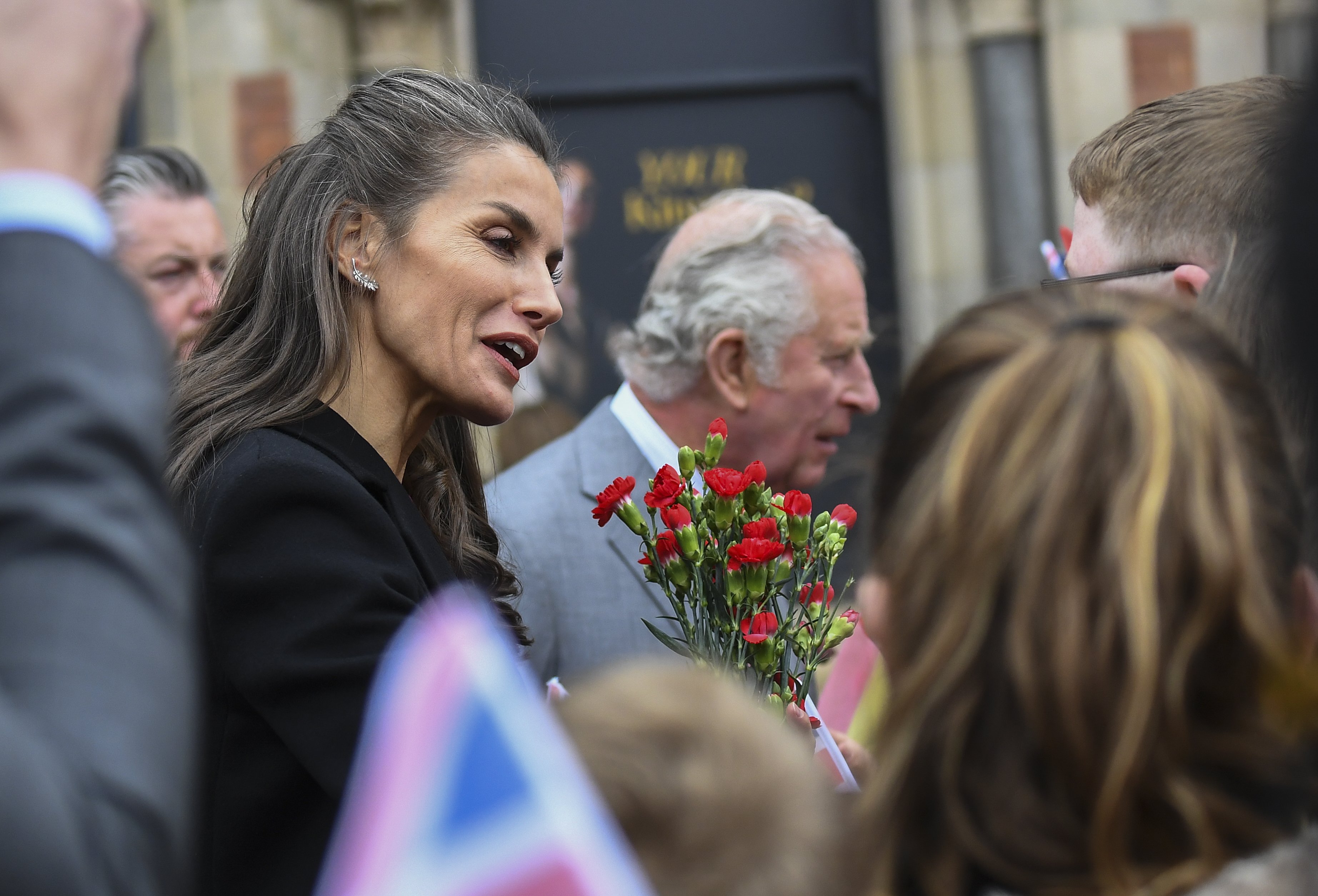 Letizia se pone años encima, pelo blanco y hematomas en los tobillos: fotos