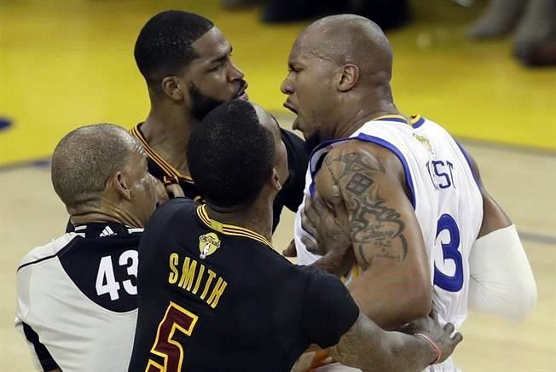 El beso más tenso de la final del NBA triunfa en la red