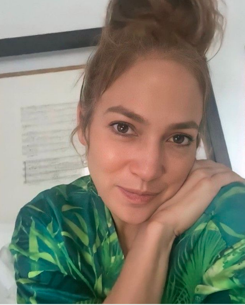 Jennifer López es fa una selfie al cotxe que està deixant a tots amb la boca oberta