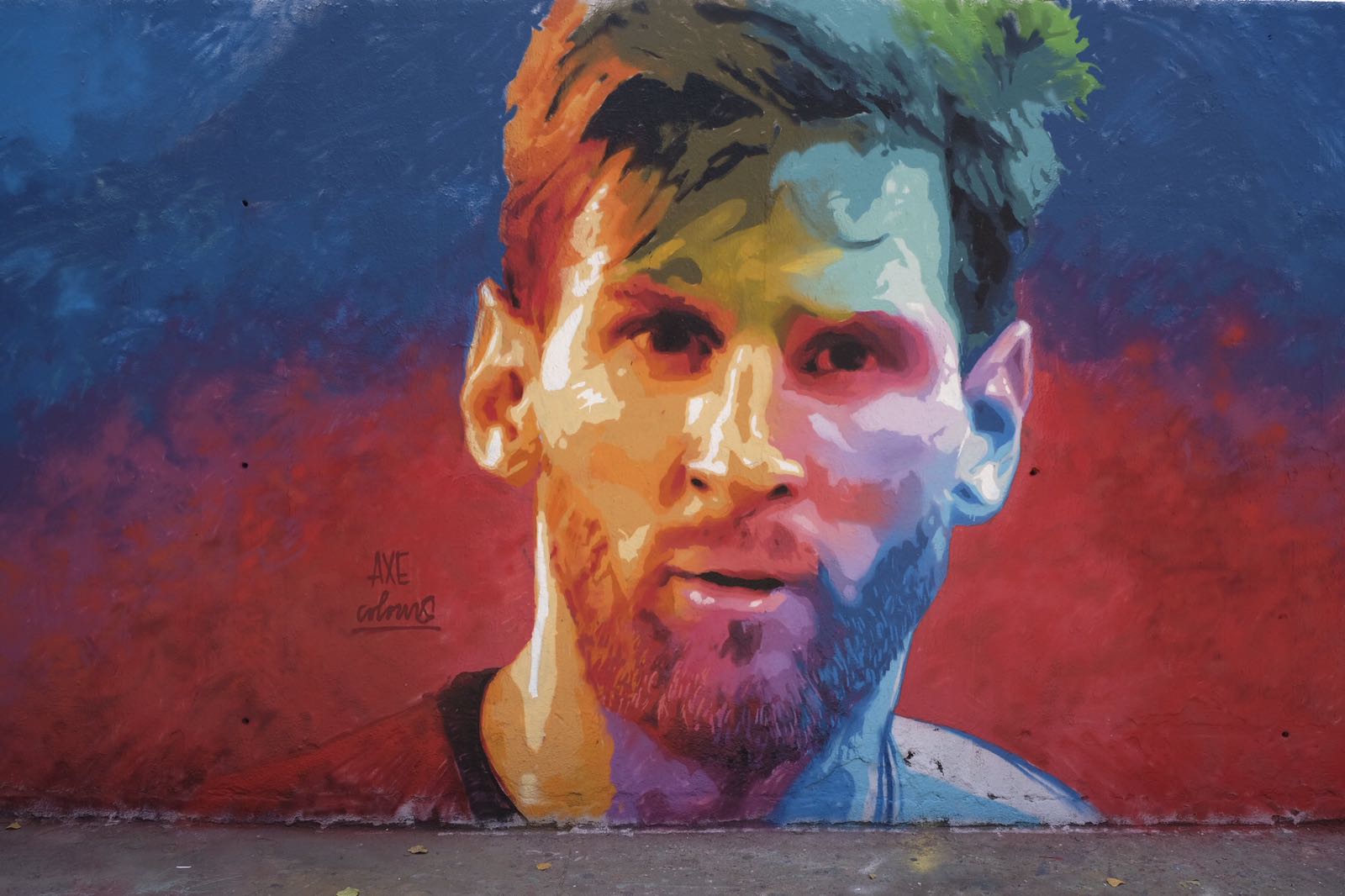 Barcelona se despierta con un grafiti gigante de Leo Messi