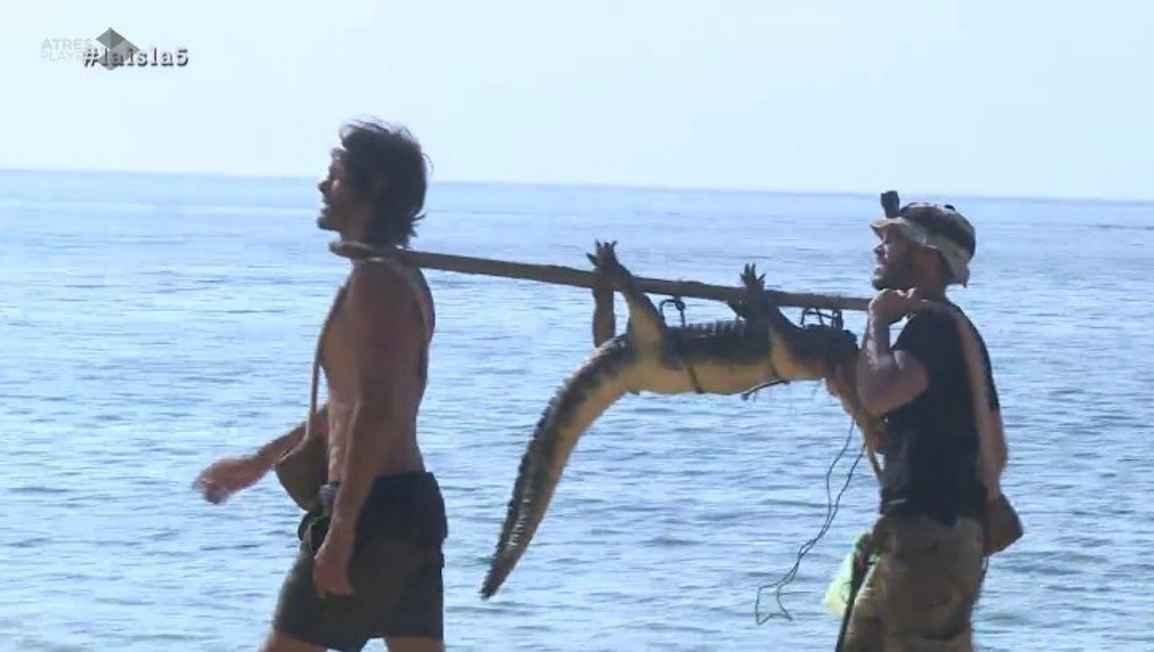 La polémica caza de 'La Isla': matan a un caimán y se comen el corazón