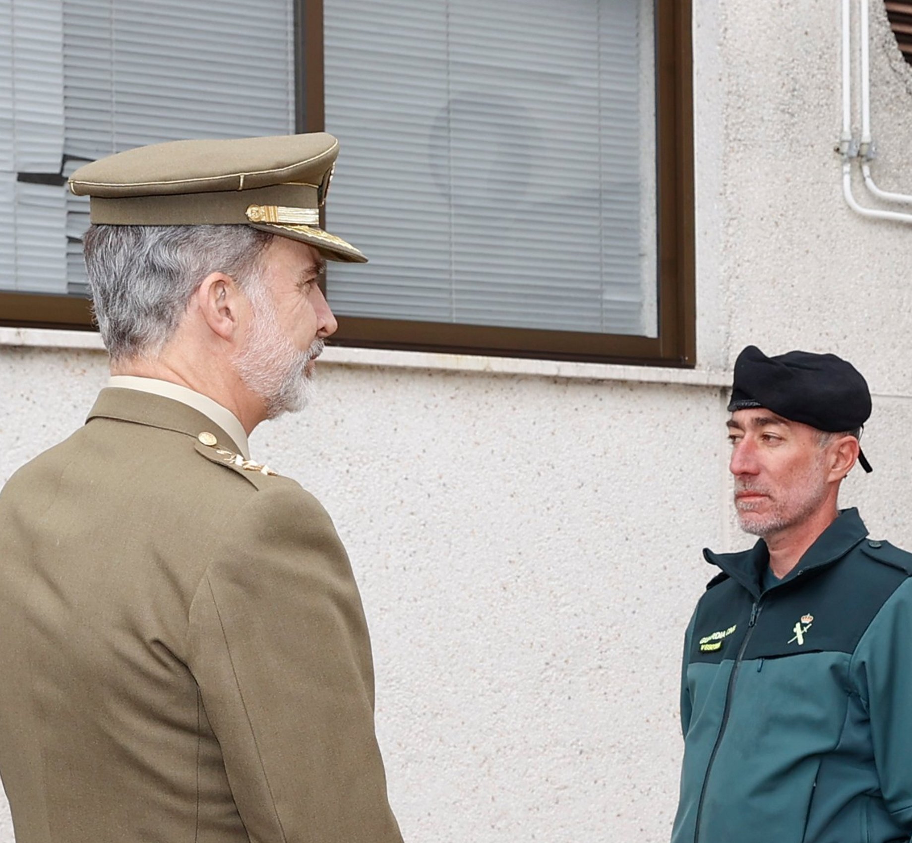 El bony als pantalons d'un guàrdia civil saludant Felip VI. Foto increïble