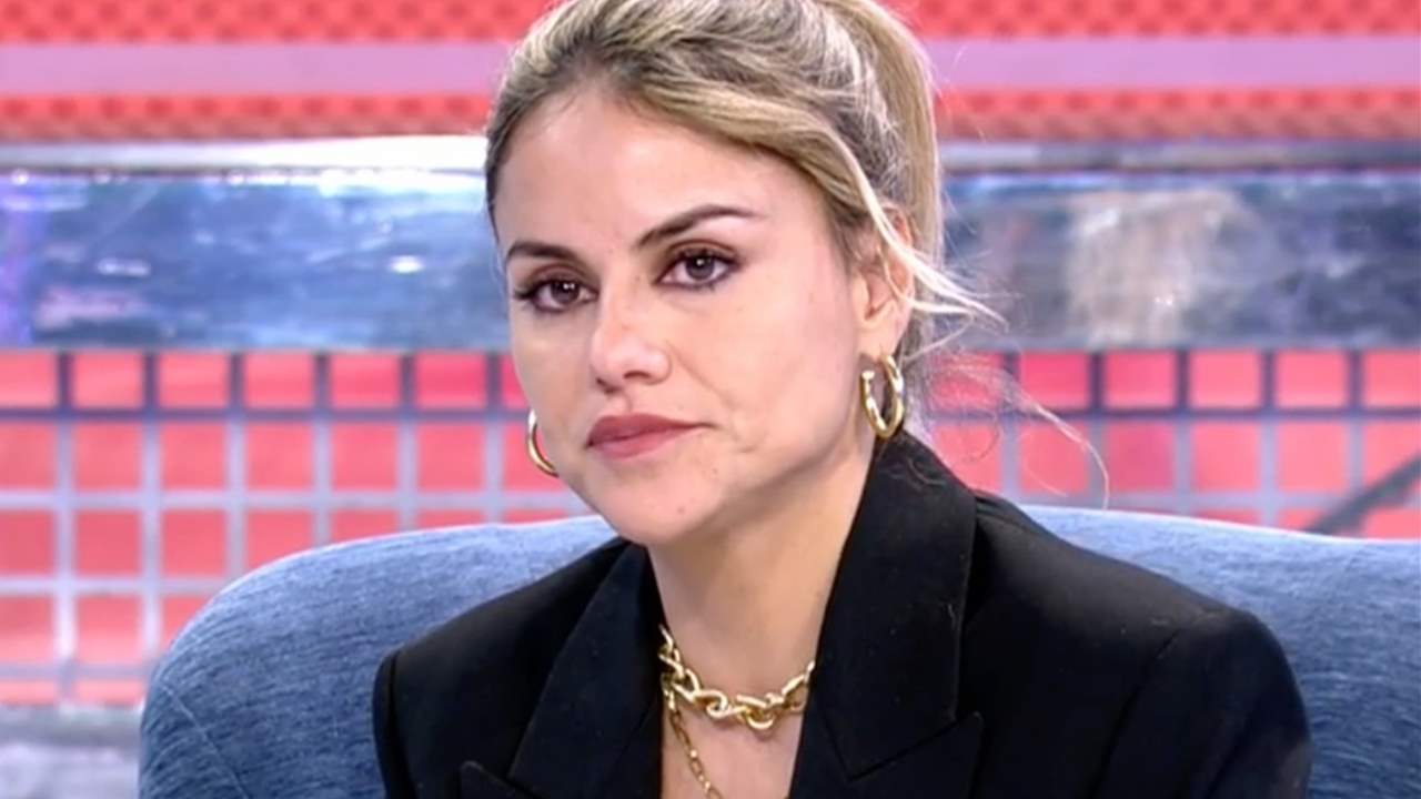 Le es infiel a Mónica Hoyos con dos chicas y le escriben para contárselo