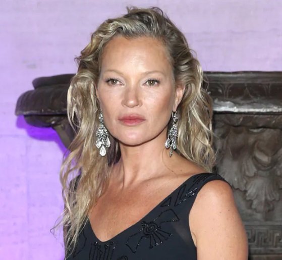 Kate Moss, como Dios la trajo al mundo a los 48 años