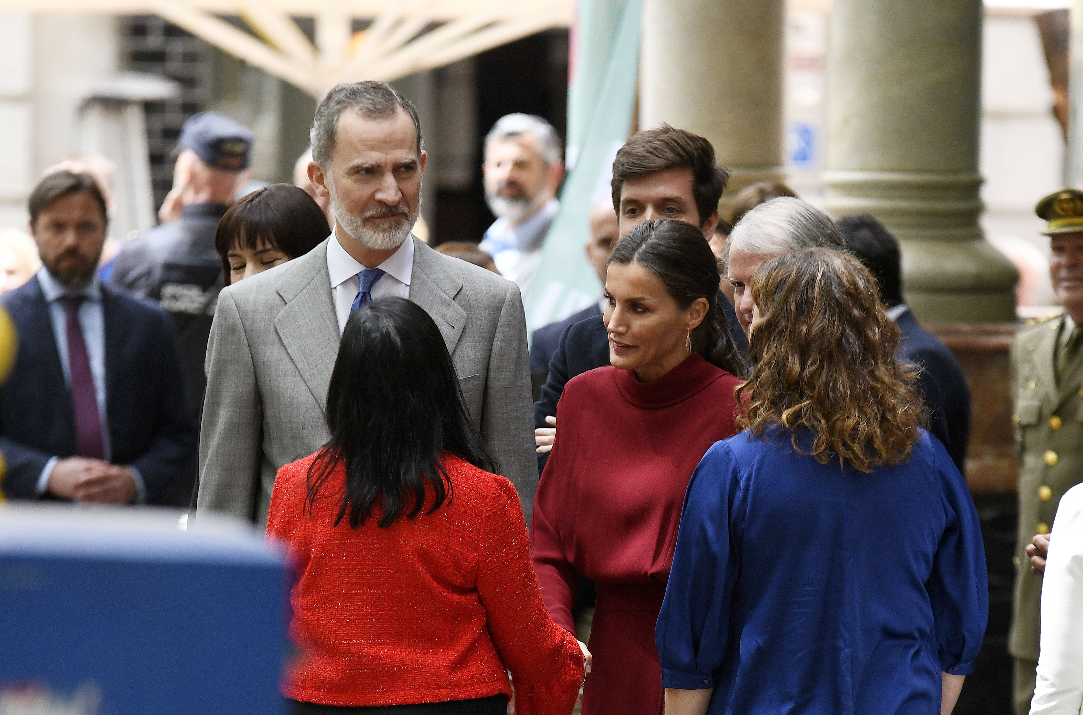 Incident amb una convidada en saludar Felip i Letícia: "Lo embisto"