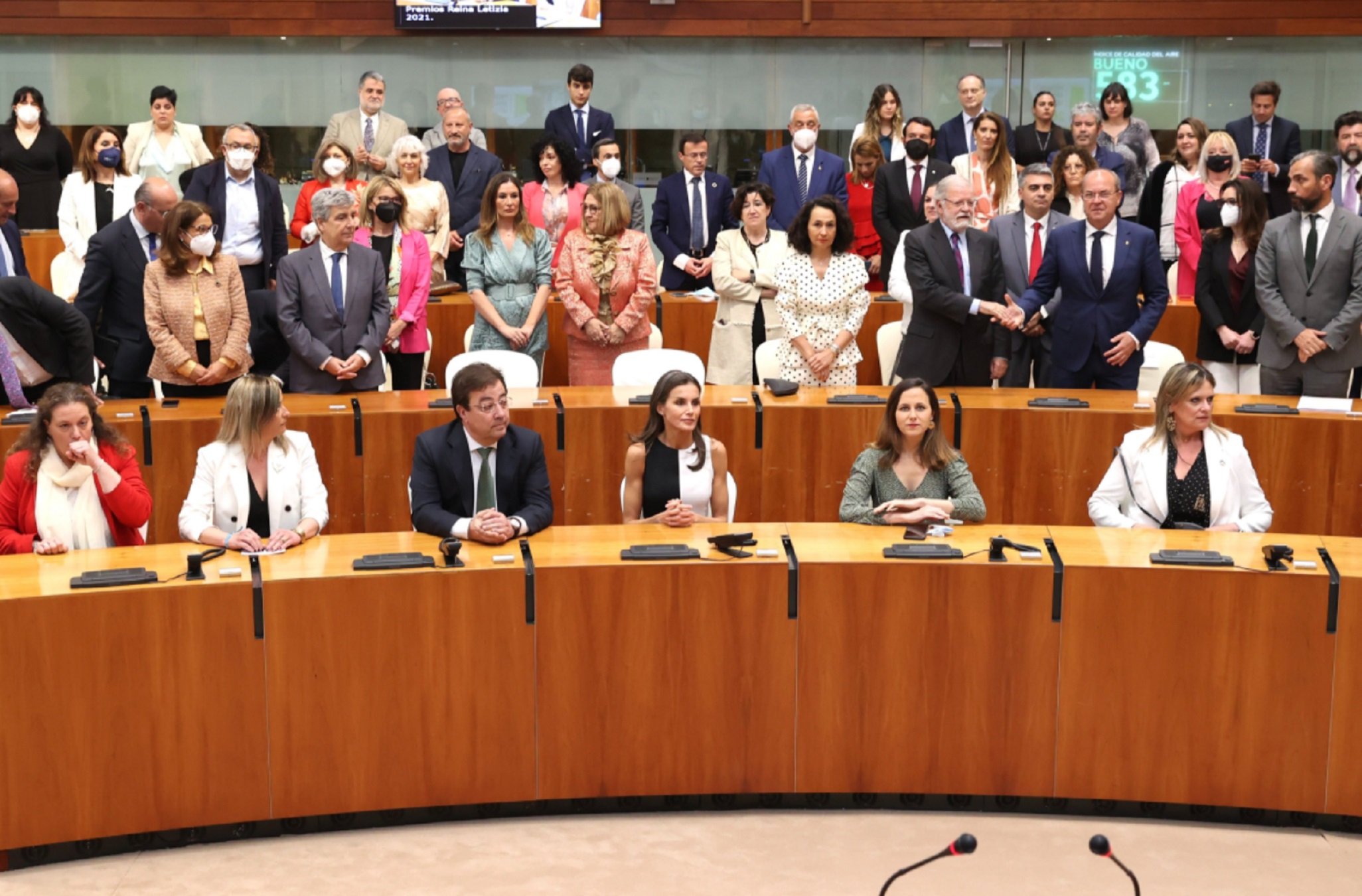 La gran pífia de Letícia, vestida idèntica que una premiada, la cara ho diu tot: siameses