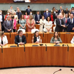 La gran pífia de Letícia, vestida idèntica que una premiada, la cara ho diu tot: siameses