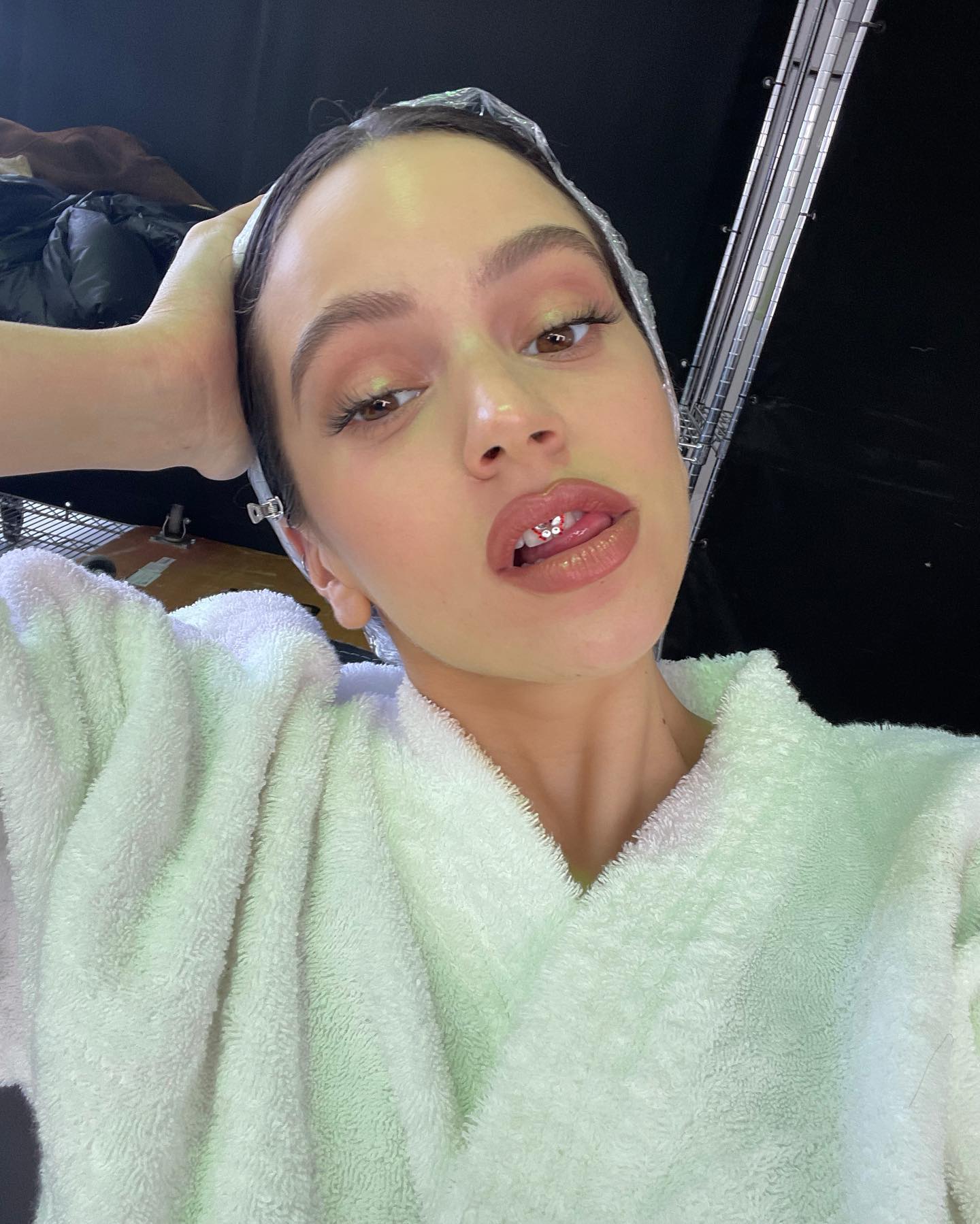 Bella Hadid sigue los pasos de Rosalía en sus looks