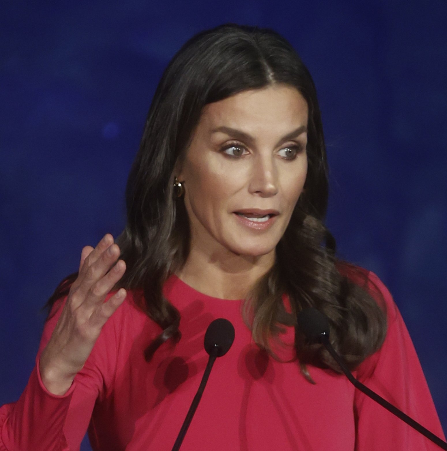 Pilar Eyre alucina con el vestido fucsia de Letizia, todos hablan de ello: impacta