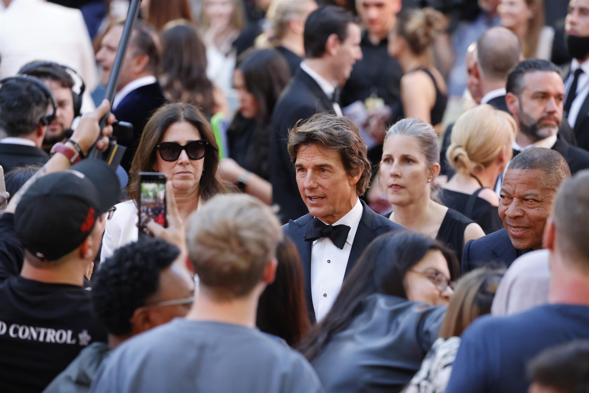 Este es el séquito que acompaña a Tom Cruise cuando viaja y hay hasta militares