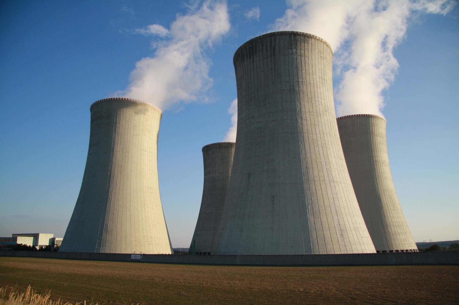Escàndol masclista: una central nuclear escull becària amb un concurs de biquinis