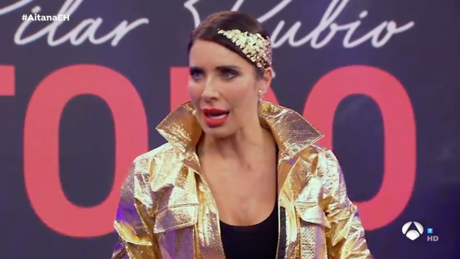 Pilar Rubio ensenya l'aparell que porta a la bossa per orinar sense anar al lavabo