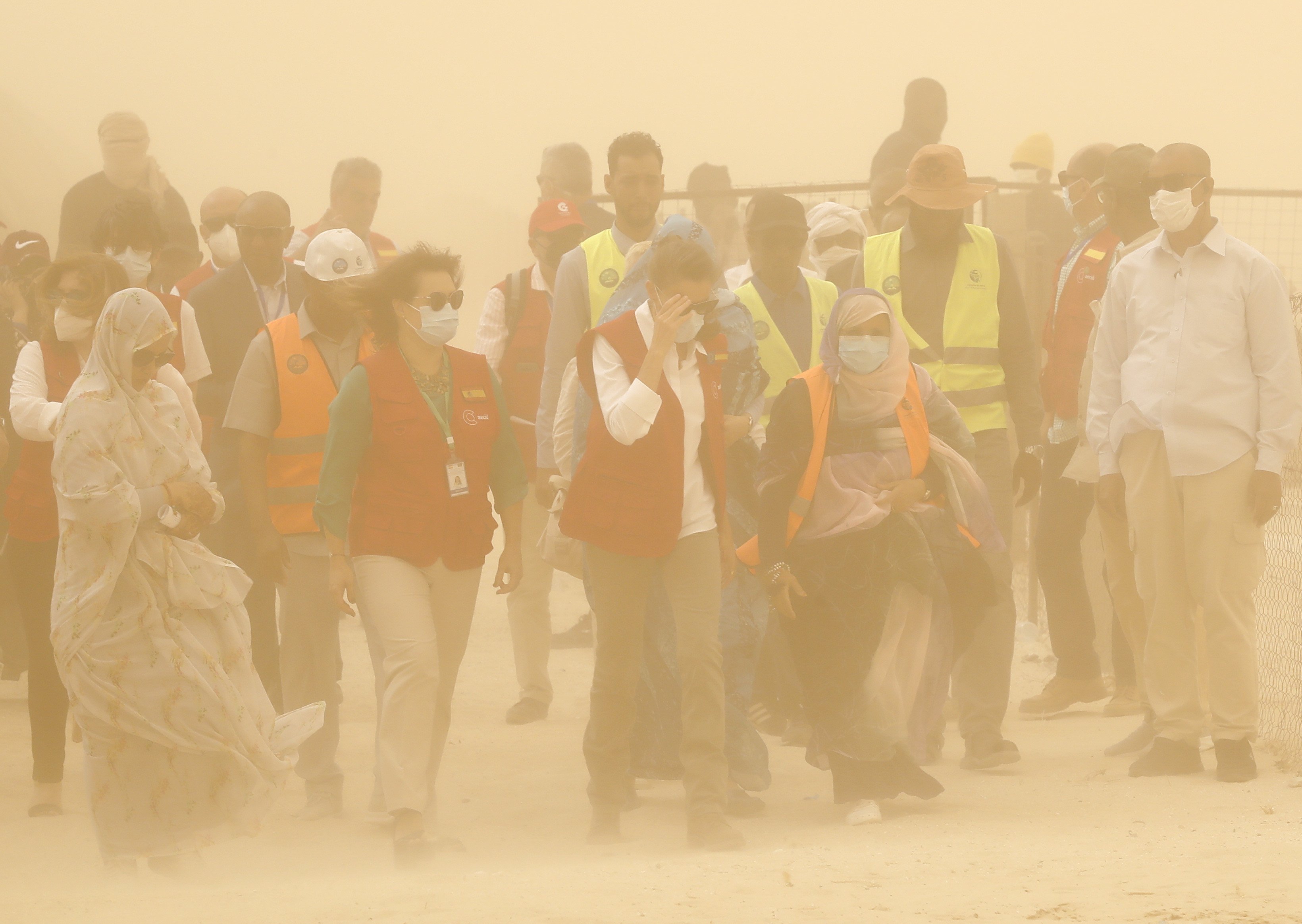 Letícia en plena tempesta de sorra a Mauritània. Grinyola pel que duu a la cara