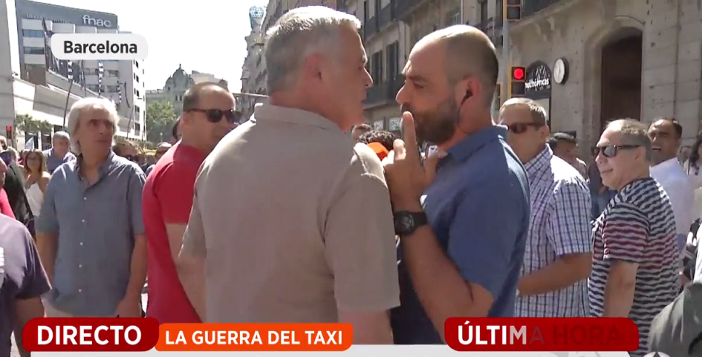 La agresión a un reportero de Antena 3 en la huelga de taxistas de Barcelona