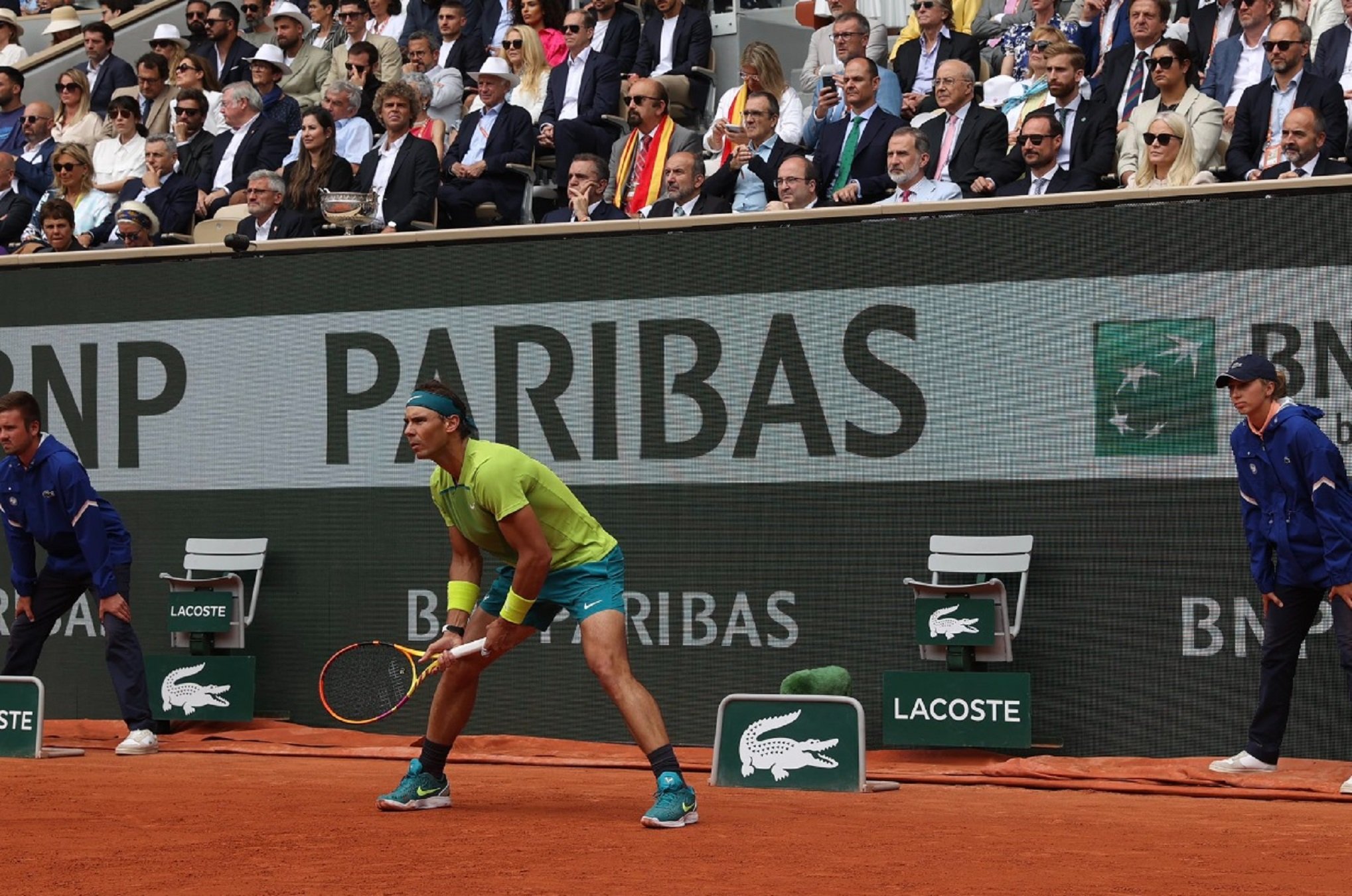 Allau de comentaris per una imatge de Felip a Roland Garros veient guanyar Rafa Nadal