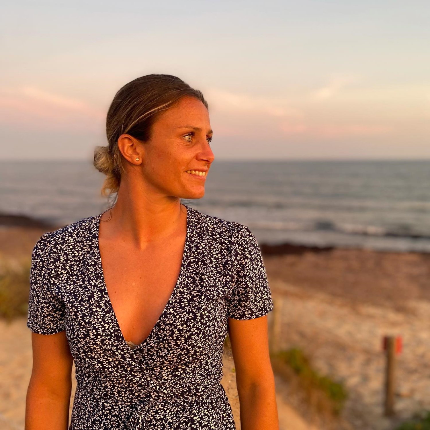 Sandra Paños, relax a Cala en Brut prenent el sol amb la seva parella: la imatge fon la xarxa