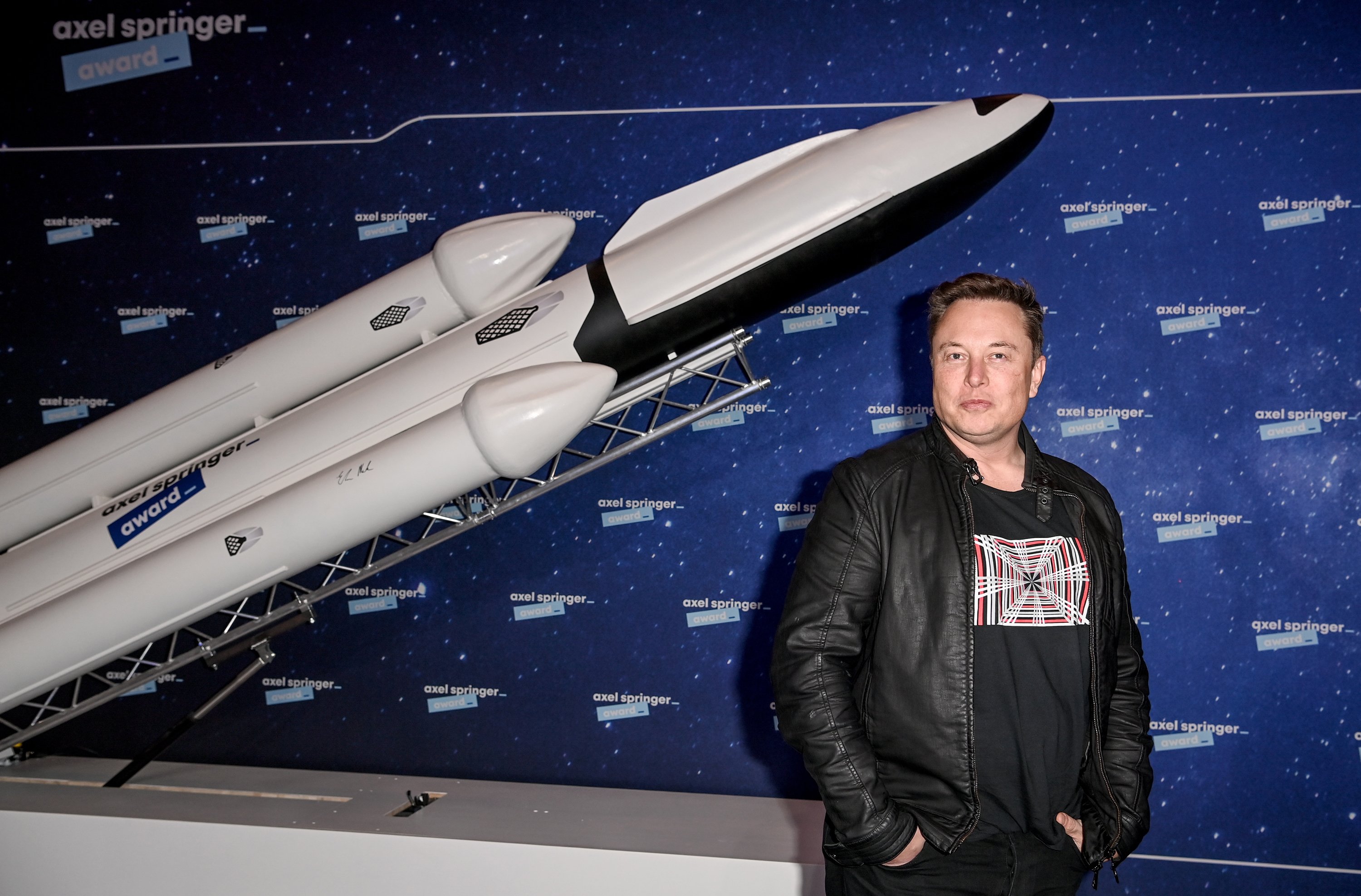 Revuelo por esta foto de Elon Musk con solo una toalla