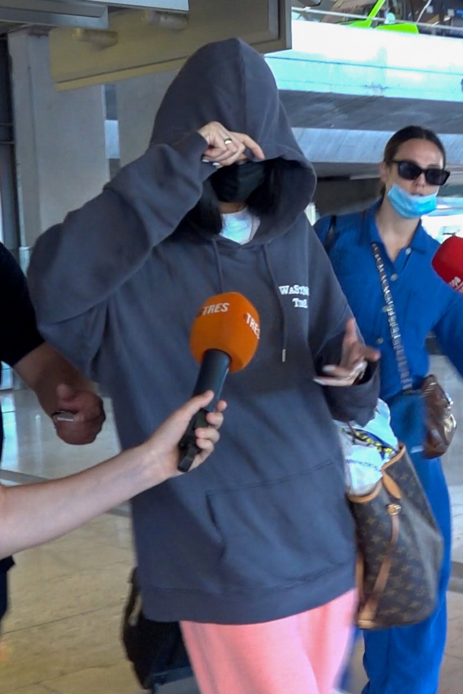 Show de Victoria Federica en el aeropuerto, camuflada y cabreada: "No me hables"