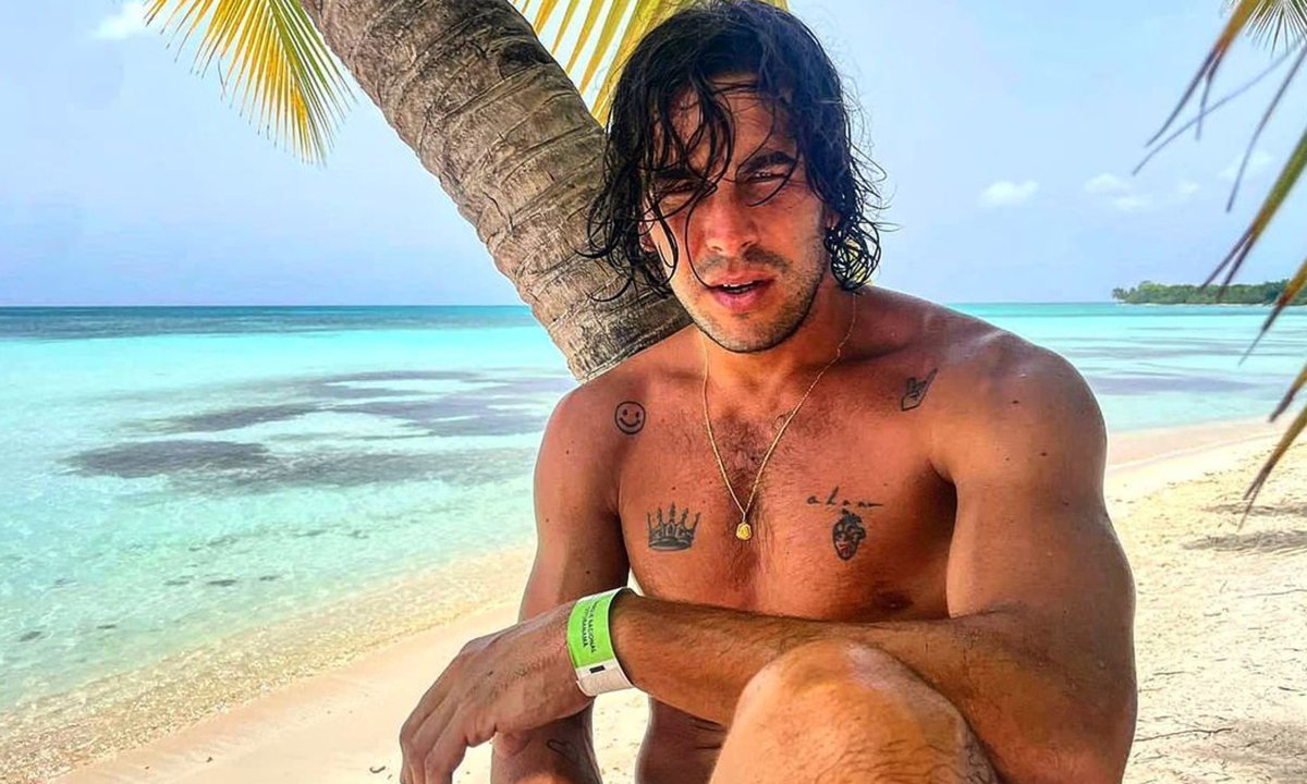 El hermano desconocido de Mario Casas que amenaza el reinado del actor en España