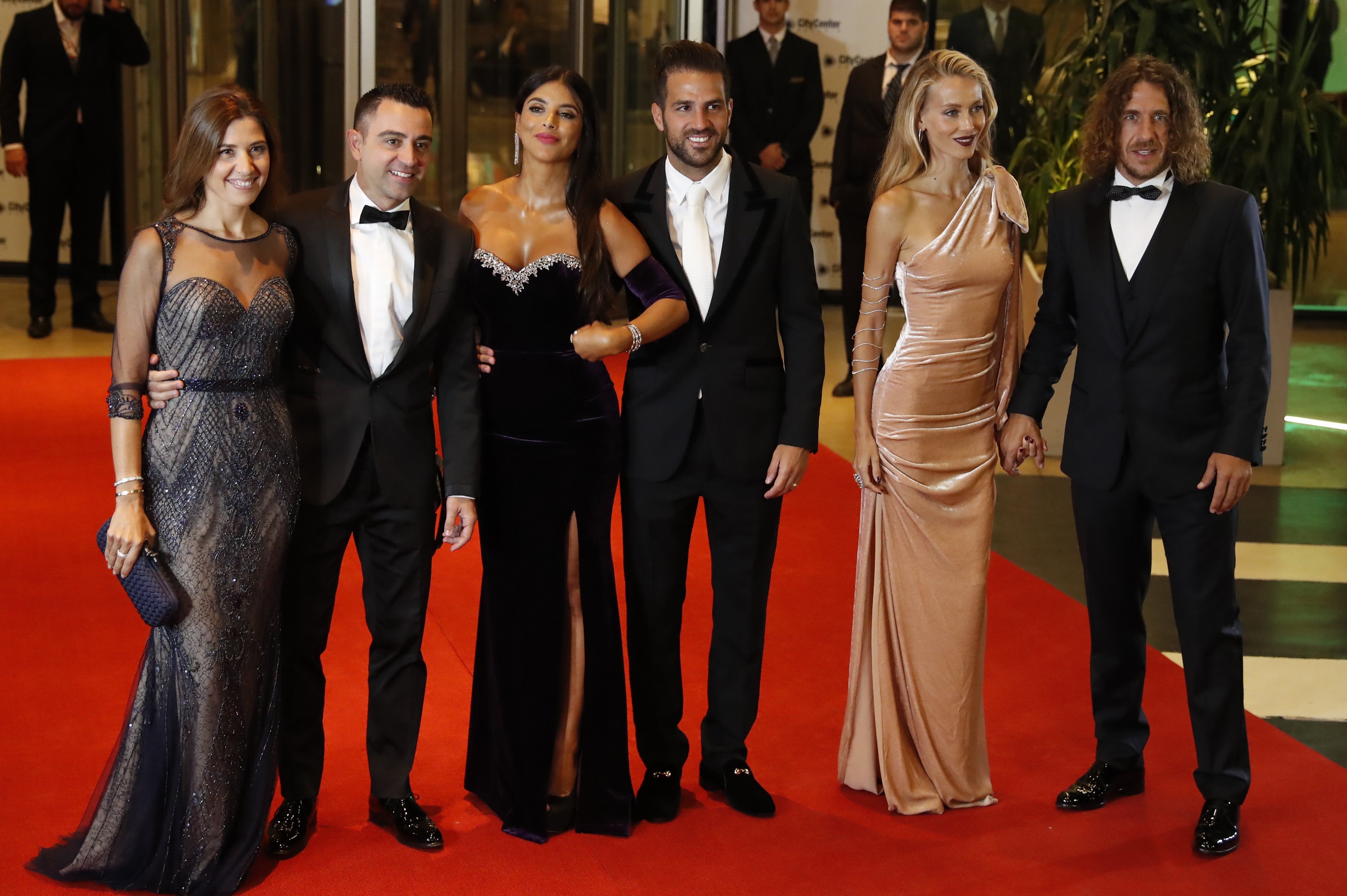 Cesc Fàbregas 'brilla' con unas curiosas alas en la alfombra roja de Messi