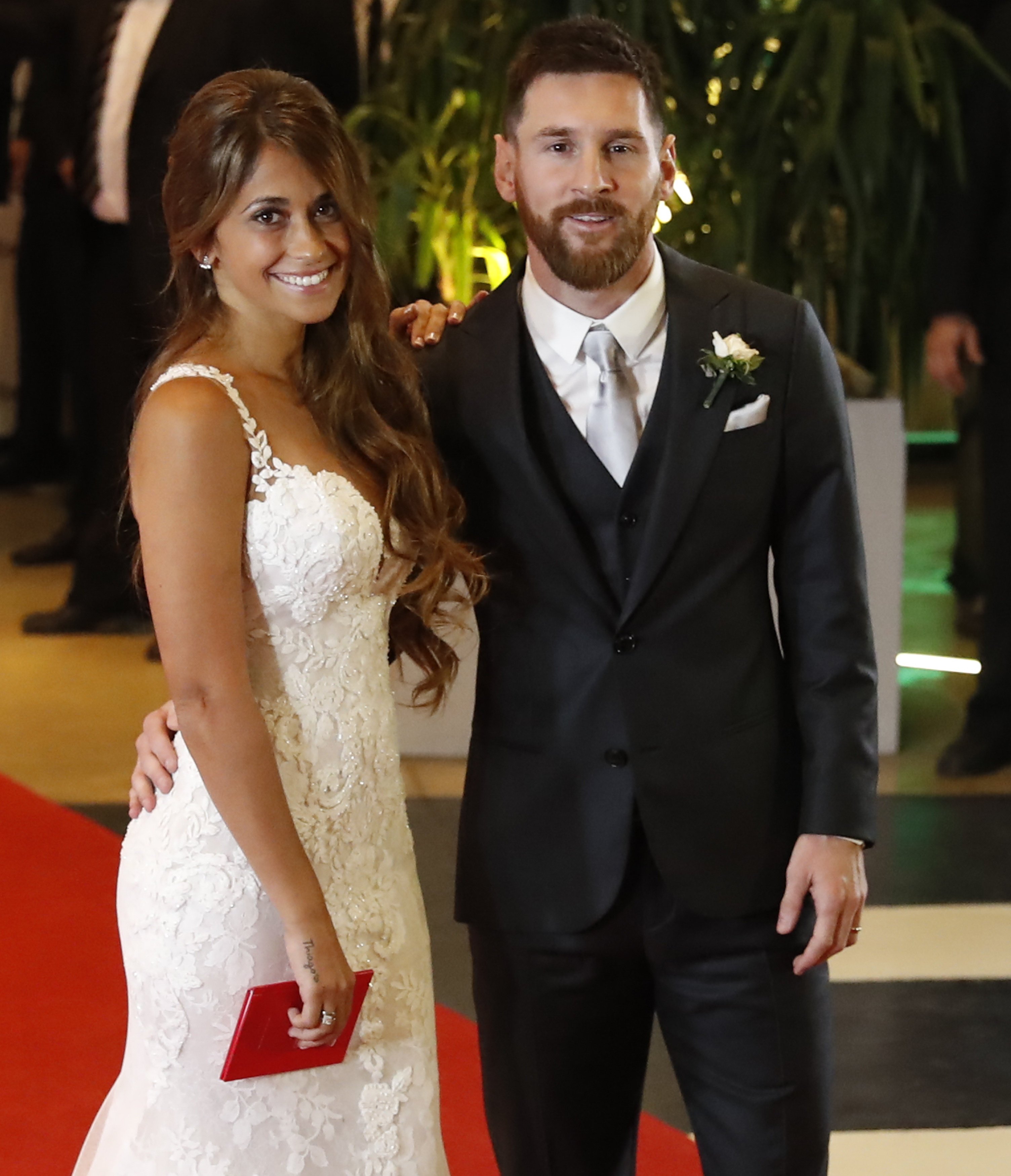 Las primeras imágenes (y besos) de Messi y Antonella casados