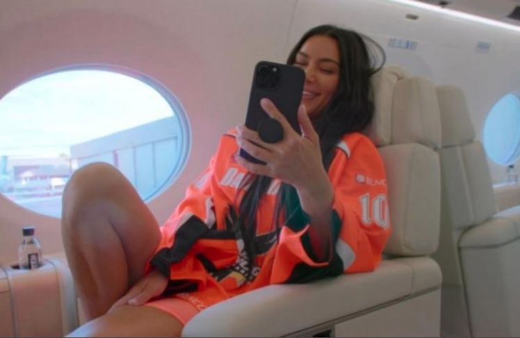 Kim Kardashian busca un nou viral i és irreconeixible
